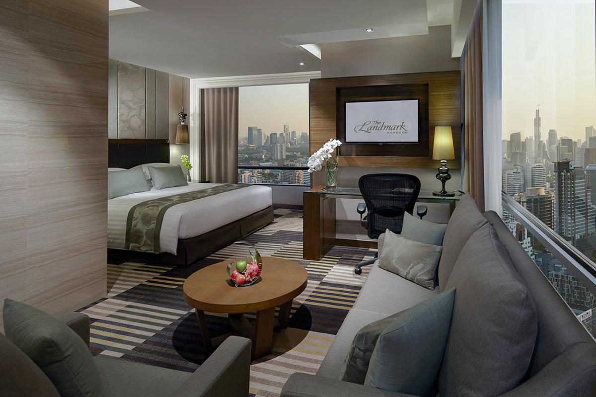The Landmark Hotel's scenic double bedroom within dazzling Bangkok. 