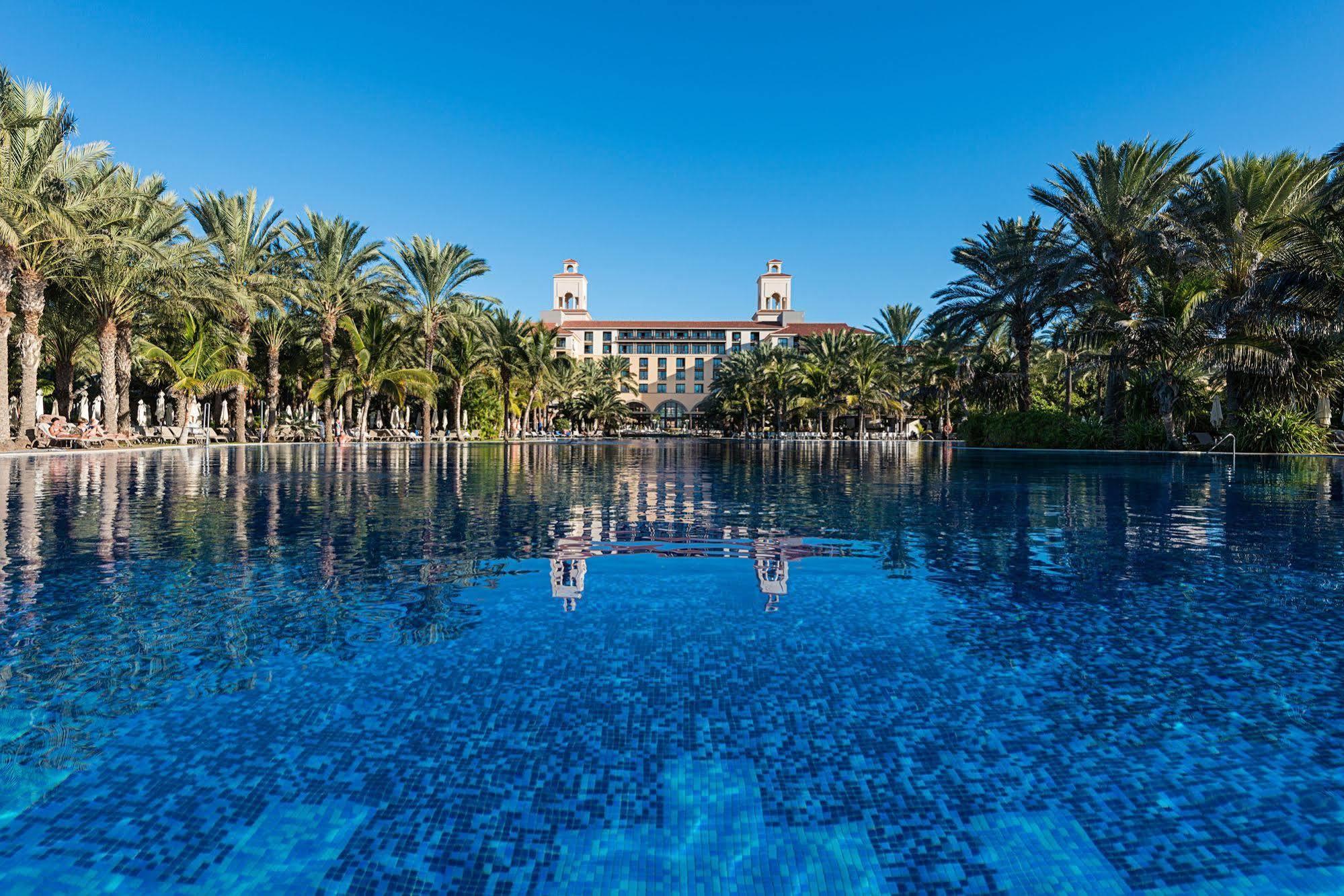 View Lopesan Costa Meloneras Hotel's impressive main pool situated in brilliant Gran Canaria.