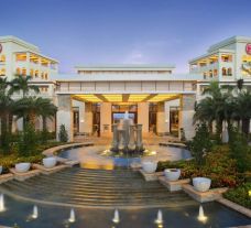 The Sheraton Sanya Haitang Bay Resort's lovely entrance within impressive China.