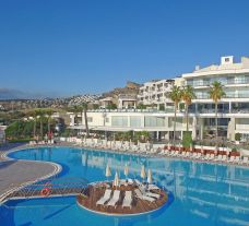 The Hotel Baia's impressive main pool within impressive Lisbon.